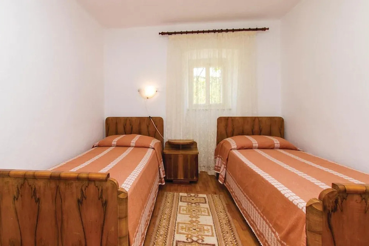 Room 3 of 16