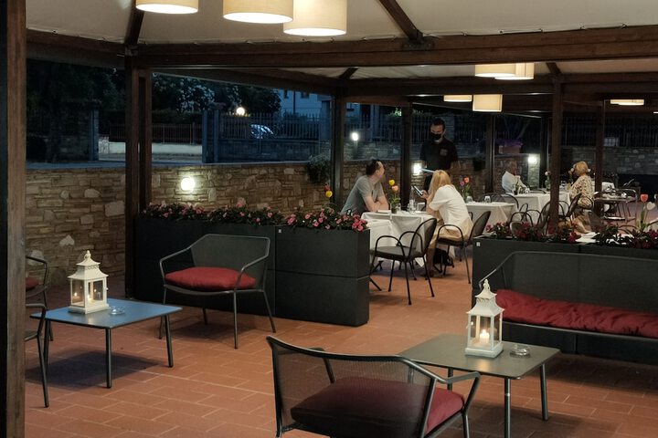Dining 18 of 49