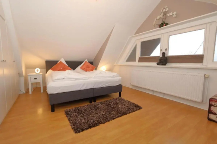 Room 4 of 9