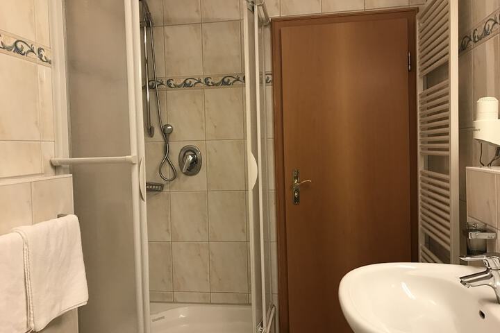 Room 32 of 69