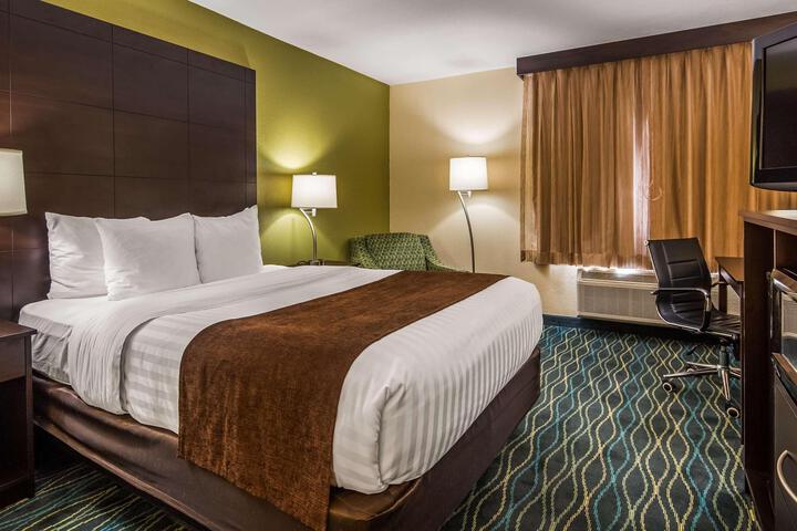 1 King Bed Microwave and Refrigerator 32 Inch LCD Television Sofa Bed High Speed Internet Accessible Full Breakfast (17 of 22)