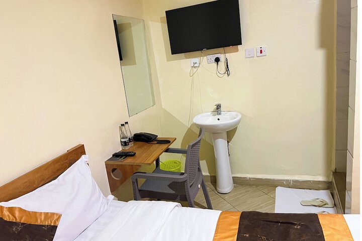 Room 9 of 19