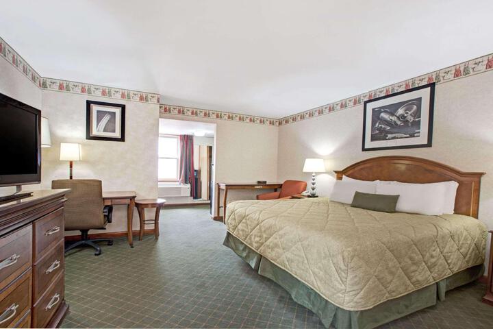 1 King Bed Deluxe Room (5 of 13)