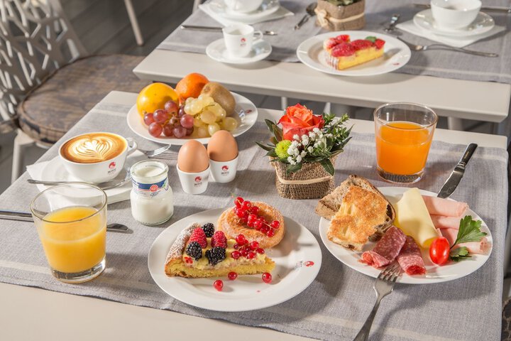 Breakfast/Coffee Service 60 of 78