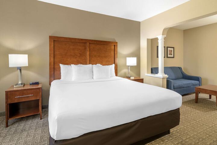 1 King Bed (4 of 18)