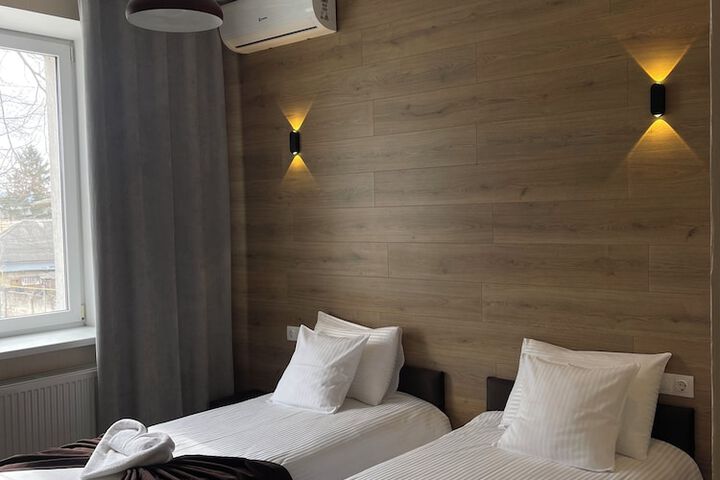 Room 10 of 27