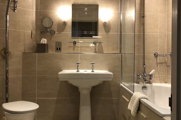 Room 72 of 157