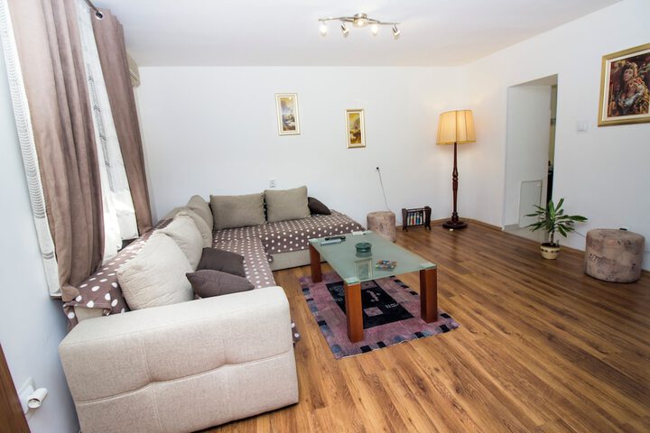 Room 4 of 10