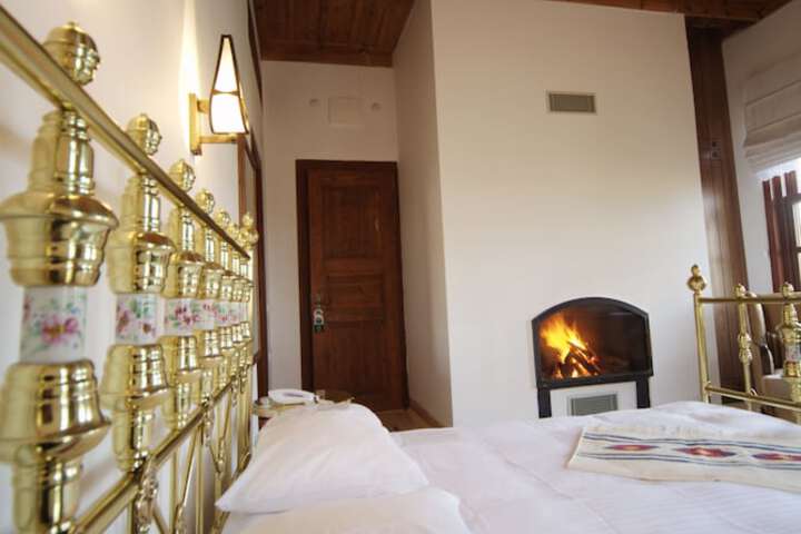 Room 4 of 83