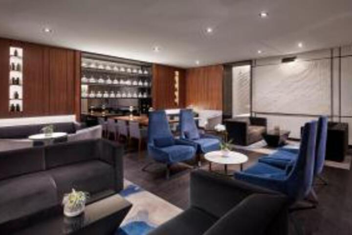 Lounge 5 of 39