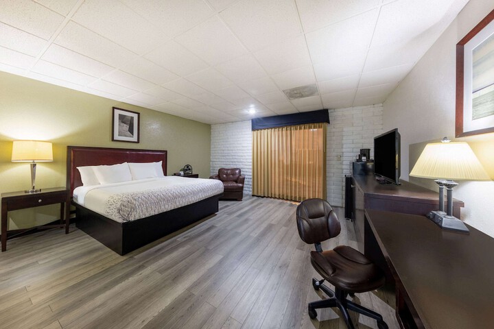 1 King Bed (1 of 6)