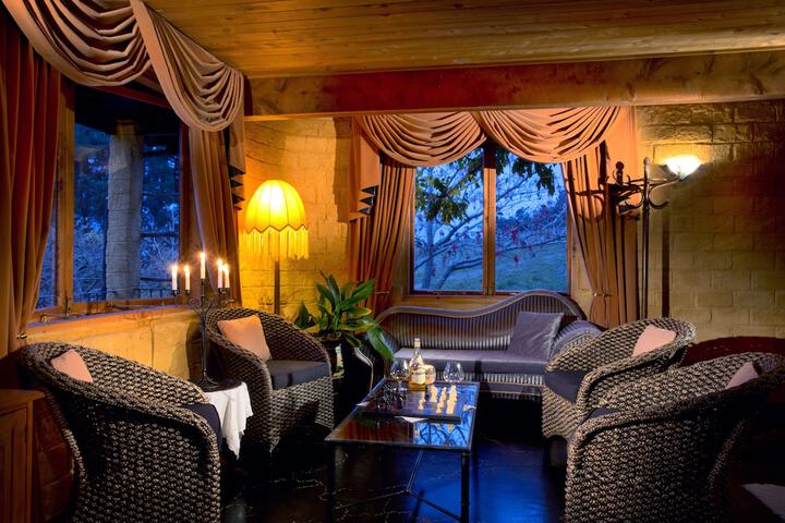 Lounge 31 of 35