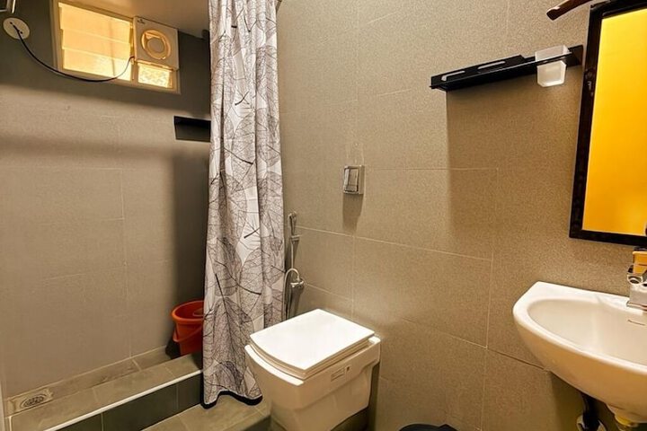 Room 4 of 9