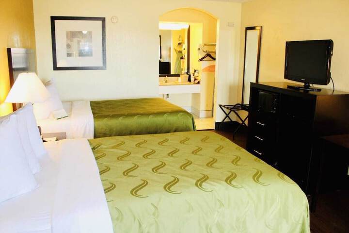2 Double Beds (12 of 15)