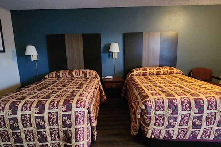 2 Queen Beds (6 of 10)