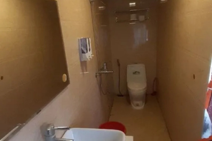 Room 8 of 10