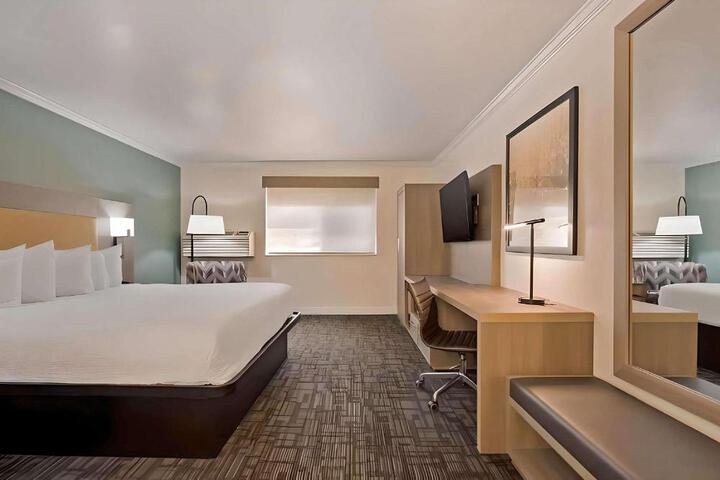 Double Inner King Size Bed (1 of 3)