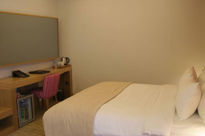 Room 12 of 76