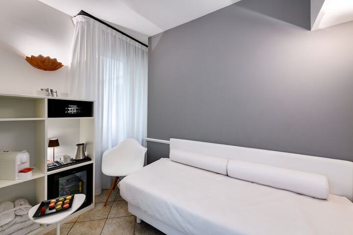 Room 33 of 100