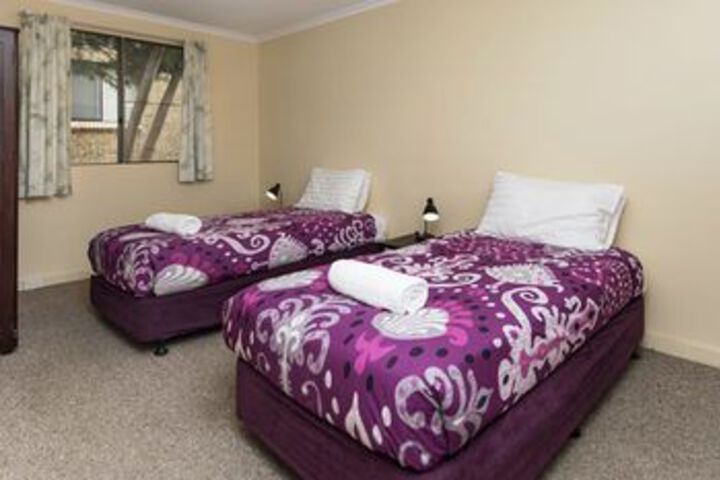 Room 4 of 8