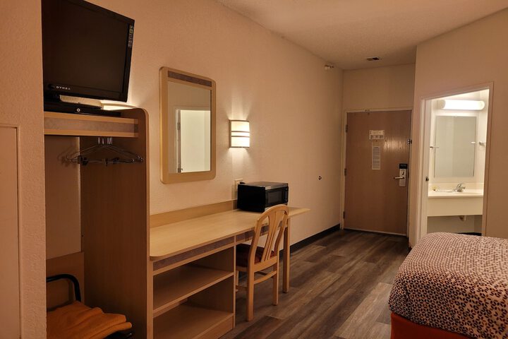 1 Double Bed Accessible (7 of 40)