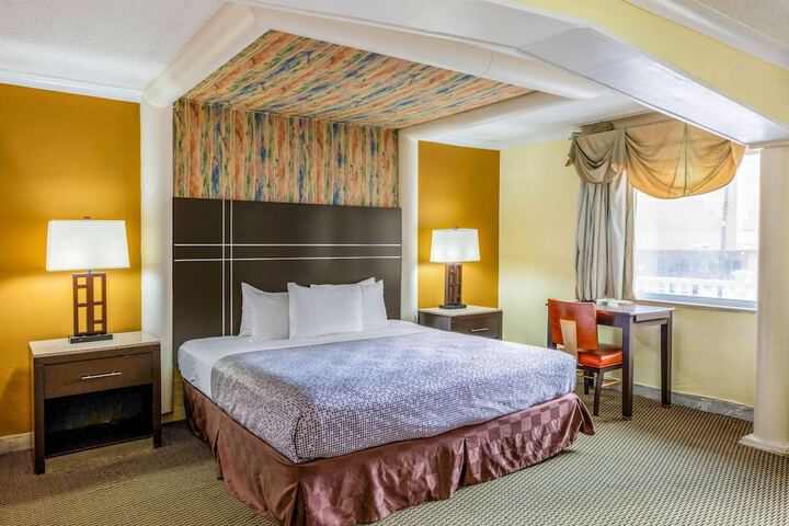 1 King Bed Accessible (4 of 16)