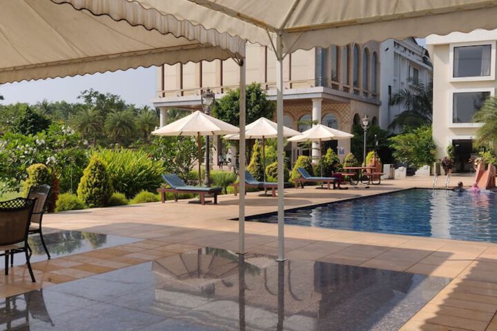 Hotel Pool