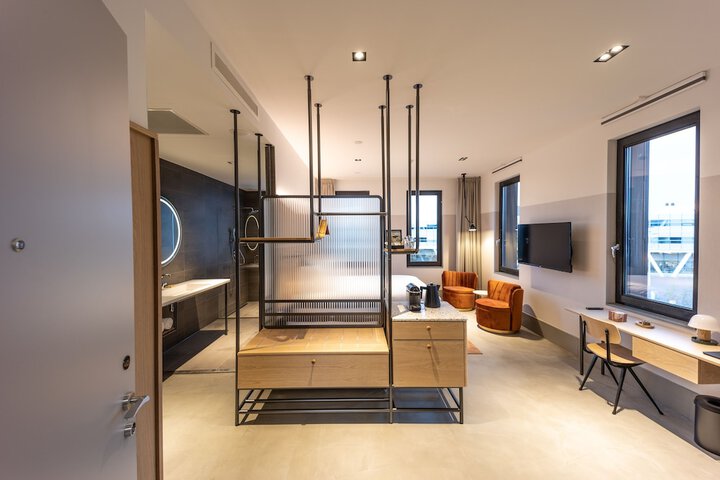Room 6 of 32