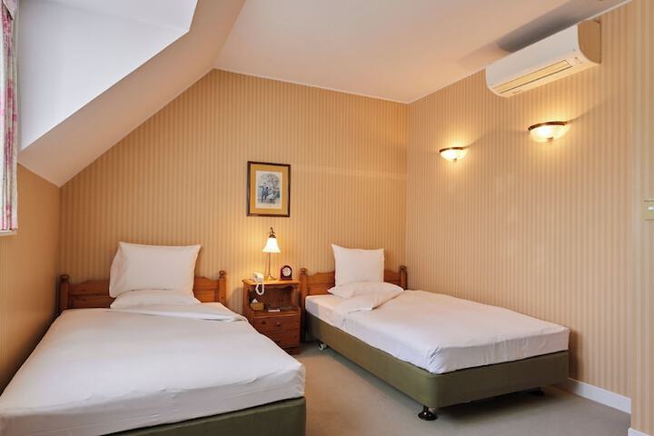 Room 4 of 14
