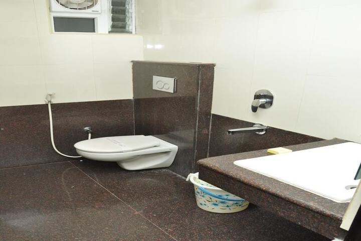 Room 6 of 8