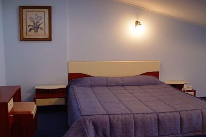 Room 11 of 36