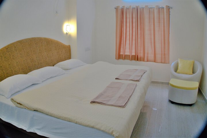 Room 4 of 16