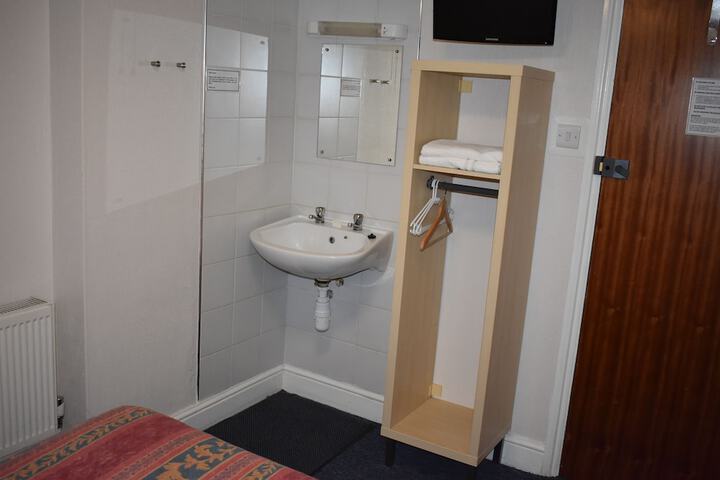 Room 32 of 40