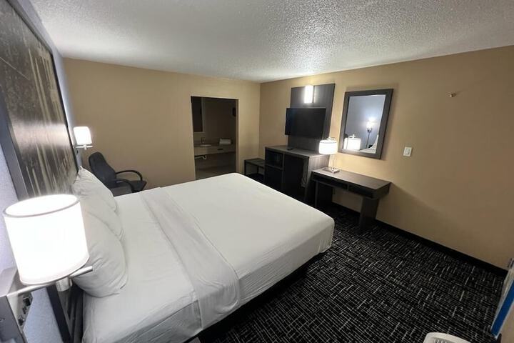 1 King Bed (22 of 23)