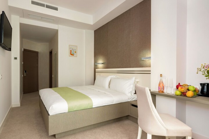 Room 6 of 28