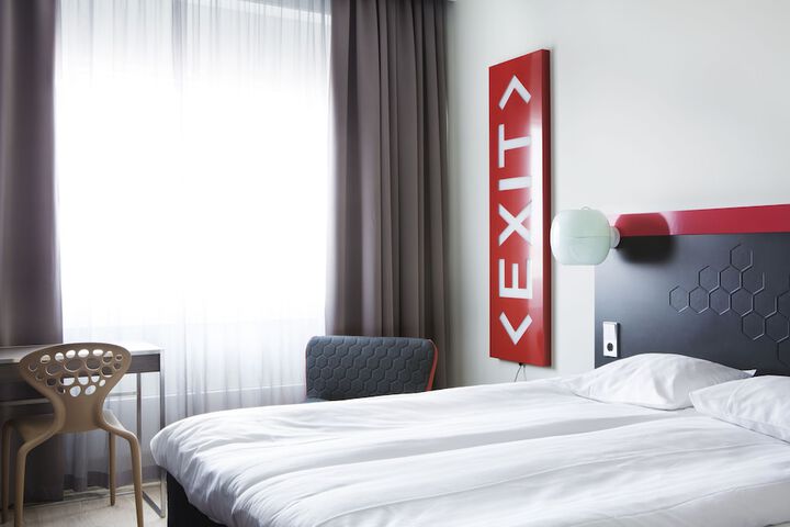 Room 13 of 74