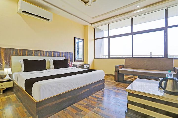 Room 2 of 10