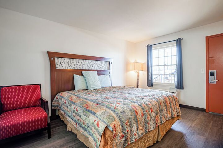 1 King Bed (8 of 17)