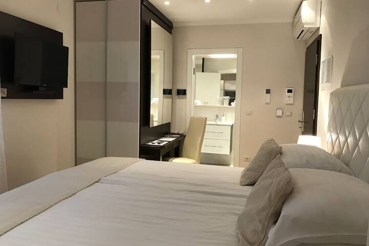 Room 7 of 98