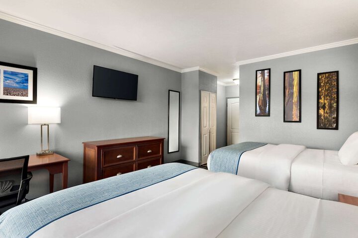 2 Queen Beds (1 of 4)