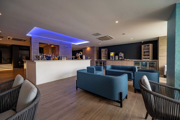 Lounge 52 of 57