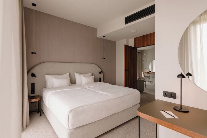 Room 37 of 153
