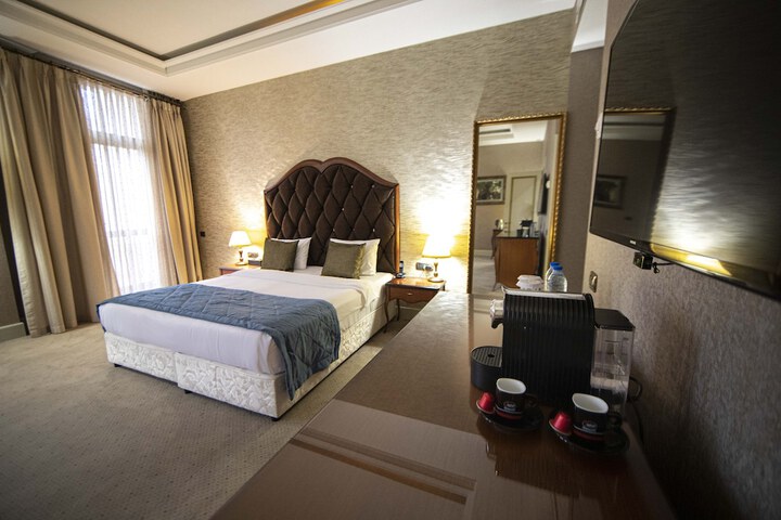 Room 10 of 18