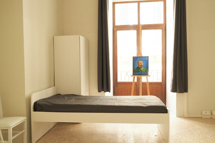 Room 6 of 12