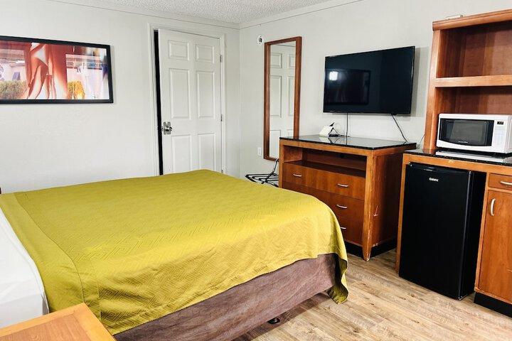 1 King Bed (10 of 19)