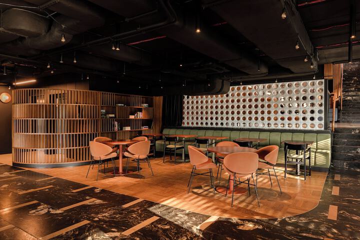 Lounge 124 of 153