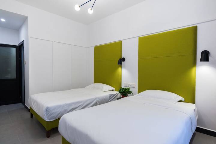 Room 4 of 41