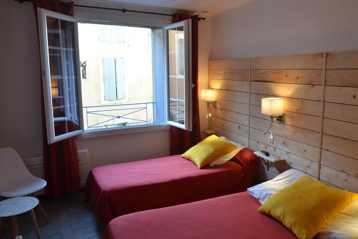 Room 4 of 28