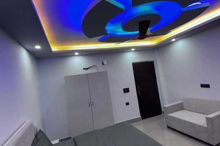 Room 4 of 8