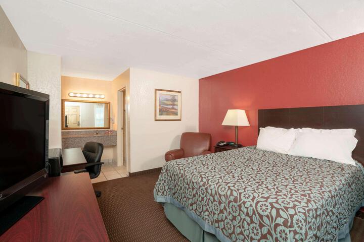 1 Queen Bed (11 of 12)